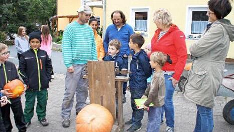 Spannung pur: Der Siegerk&uuml;rbis liegt auf der Waage. Unser Bild zeigt (von links) Martin Eltschka, Jenny und Robert Kleinhenz, Ingrid Markert, Susanne Viernek&auml;s und die Kinder Finn Pfister, Emanuel Kleinhenz, Jonas und Moritz Viernek&auml;s und Ben Hildebrand.  Foto: Kleinhenz