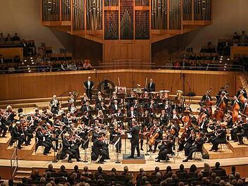 Auftakt zur neuen Spielzeit in der Sinfonie an der Regnitz: die Bamberger Symphoniker mit ihrem Chefdirigenten Jakub Hru GradšaFoto: Barbara Herbst