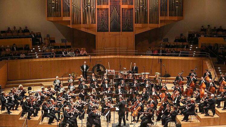 Auftakt zur neuen Spielzeit in der Sinfonie an der Regnitz: die Bamberger Symphoniker mit ihrem Chefdirigenten Jakub Hru GradšaFoto: Barbara Herbst