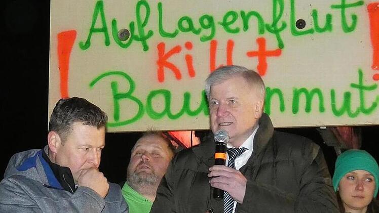 Bundesinnenminister Horst Seehofer nahm sich eine halbe Stunde Zeit für die Landwirte, die sich vor der Frauengrundhalle mit 50 Traktoren versammelt hatten. Mit im Bild (links) Claus Hochrein, der unterfränkische Sprecher der Organisation "Land schafft Verbindung". Fotos: Christian Licha
