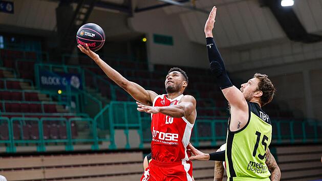 Kenneth Ogbe (links) , der sich hier gegen den Bayreuther Matthew Tiby durchsetzen will, war einer der wenigen Lichtblicke im Bamberger Team. Foto: Daniel Löb