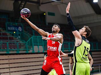Kenneth Ogbe (links) , der sich hier gegen den Bayreuther Matthew Tiby durchsetzen will, war einer der wenigen Lichtblicke im Bamberger Team. Foto: Daniel L&ouml;b