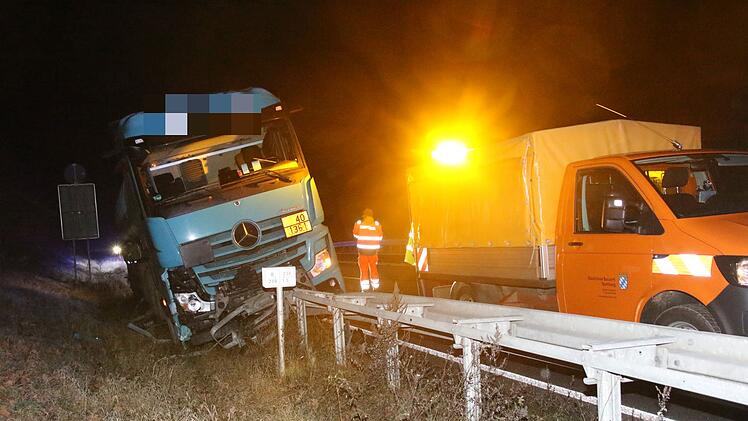 Tanklaster verkeilt sich - Spektakul&auml;re Bergung auf der B289 bei Gro&szlig;heirath