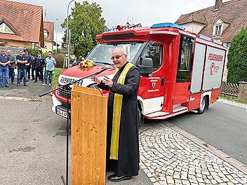 Pfarrer Klilian Kemmer erbat den Segen f&uuml;r die Anwesenden und die Angeh&ouml;rigen der Feuerwehr und weihte das neue Feuerwehrfahrzeug.