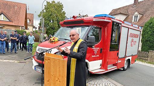 Pfarrer Klilian Kemmer erbat den Segen f&uuml;r die Anwesenden und die Angeh&ouml;rigen der Feuerwehr und weihte das neue Feuerwehrfahrzeug.