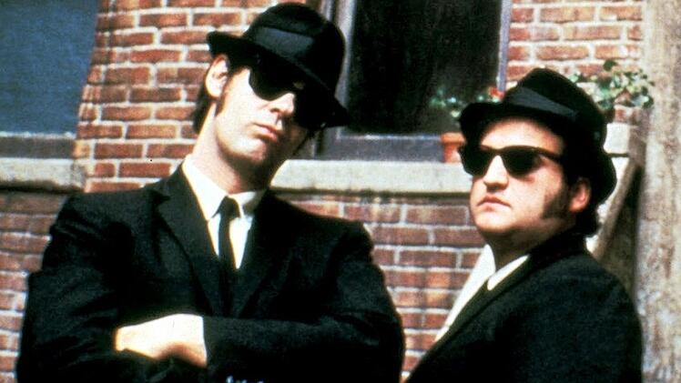 Dan Aykroyd (links neben John Belushi) schrieb auch mit der Kultkomödie "Blues Brothers" (1980) Filmgeschichte.