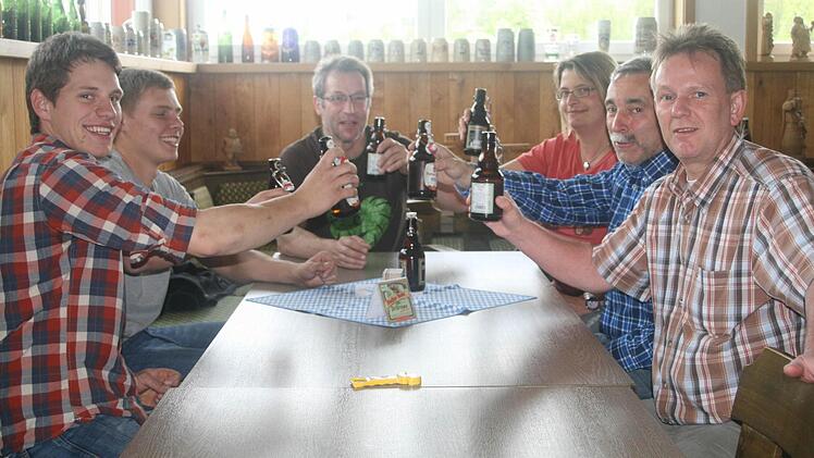 Gewinner der Abo-Plus-Gewinnaktion der Saale-Zeitung beim Verkosten von Rother-Bräu-Bier.