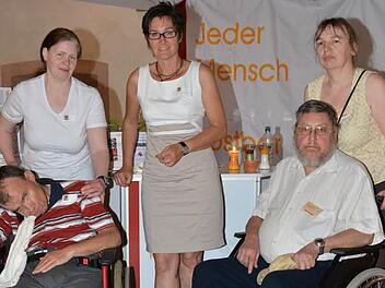 Betroffene und Experten beim neurologischen Fachtag (von links): Manfred Schüssler, Maria Schüssler, Sabine Rhein-Wolf, Harti Zoeger und Ingrid Zoeger. Foto: Björn Hein