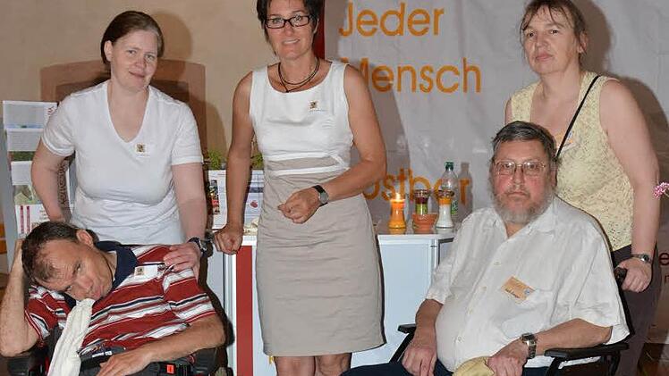 Betroffene und Experten beim neurologischen Fachtag (von links): Manfred Schüssler, Maria Schüssler, Sabine Rhein-Wolf, Harti Zoeger und Ingrid Zoeger. Foto: Björn Hein
