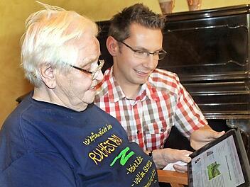 Margit Bayerlein, Bewohnerin des BRK-Seniorenhauses, befasst sich mit der neuen Homepage. Mit im Bild Heimleiter Harald Schubert  Foto: Schadeck