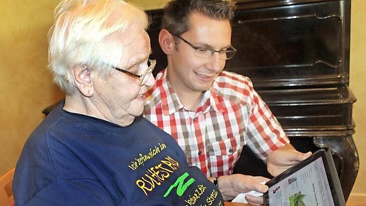 Margit Bayerlein, Bewohnerin des BRK-Seniorenhauses, befasst sich mit der neuen Homepage. Mit im Bild Heimleiter Harald Schubert  Foto: Schadeck