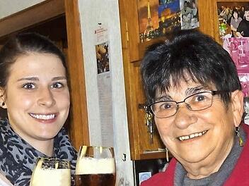 "Stärk' antrinken" ist nicht nur Männersache: Verena (links) und ihre Oma und Seniorchefin Christa Rädlein stoßen heute auch an und wappnen sich mit einem starken Tropfen gegen Krankheit und Unheil im neuen Jahr. Die Wurzeln dieses Brauchtums liegen in der vorchristlichen Zeit.  Foto: Johanna Eckert