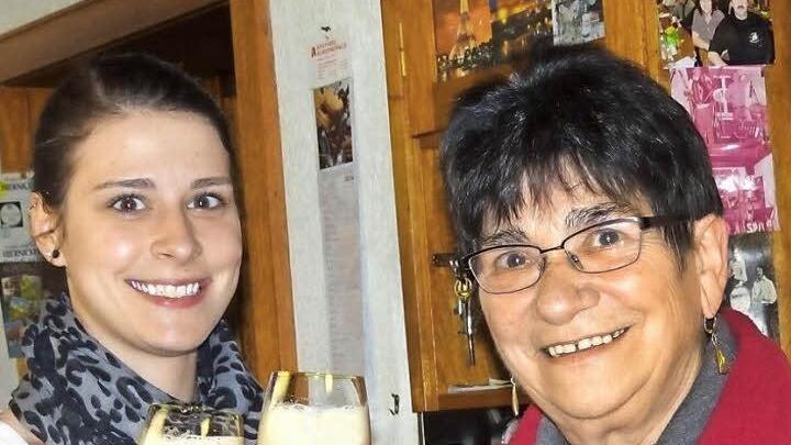 "Stärk' antrinken" ist nicht nur Männersache: Verena (links) und ihre Oma und Seniorchefin Christa Rädlein stoßen heute auch an und wappnen sich mit einem starken Tropfen gegen Krankheit und Unheil im neuen Jahr. Die Wurzeln dieses Brauchtums liegen in der vorchristlichen Zeit.  Foto: Johanna Eckert