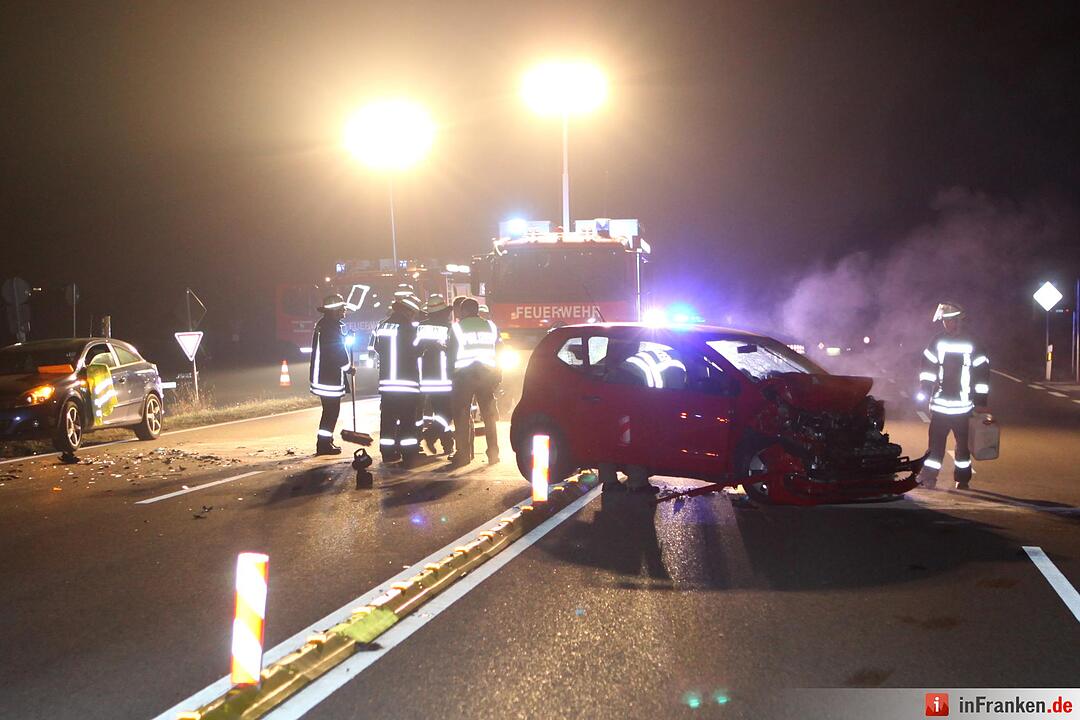 Kleinwagen fährt ungebremst gegen Traktor