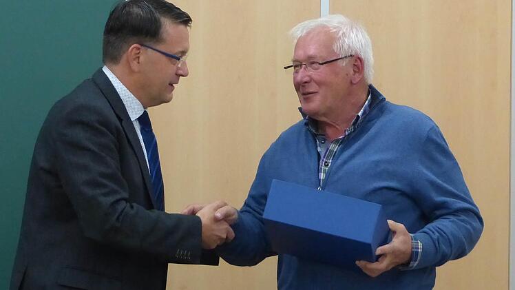 Klaus Keil (r.) bekam für seine zehnjährige Tätigkeit als Behindertenbeauftragter ein Geschenk von Bürgermeister Karsten Fischkal. Foto: Pauline Lindner