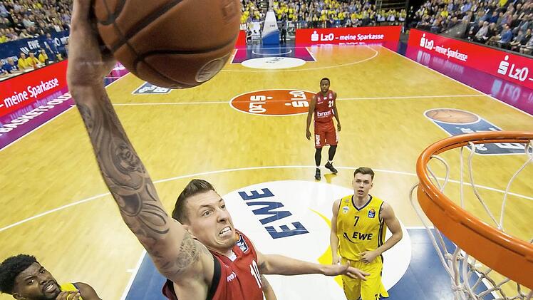 Daniel Theis schließt per Dunking ab. Die Oldenburger Frantz Massenat (l.) und Jan Niklas Wimberg befinden sich in der Zuschauerrolle.  Foto: Ulf Duda