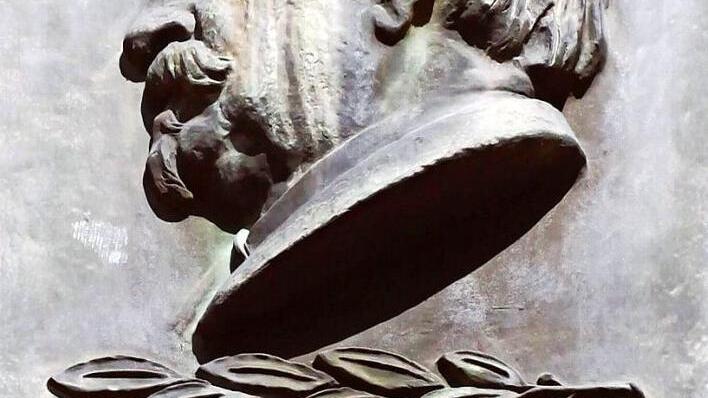 Diese Relief am Geburtstag am Coburger Marktplatz erinnert an Felix Draeseke. Foto: Jochen Berger