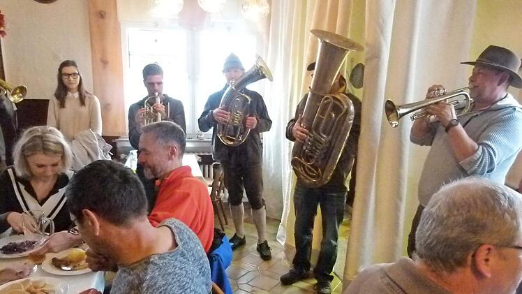 Beim Ausklang der Besichtigungsfahrt zu den Bauvorhaben im Gemeindegebiet trafen die Gemeinderäte im Café Wöhner ausgerechnet auf die Kirchweihmusikanten. Fotos: Lothar Weidner