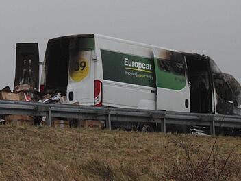 Das Fahrzeug brannte aus, der Fahrer konnte sich jedoch rechtzeitig retten.Felix Mock