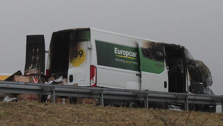 Das Fahrzeug brannte aus, der Fahrer konnte sich jedoch rechtzeitig retten.Felix Mock