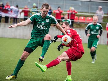 Nach einem halben Jahr Auszeit tritt der robuste Stürmer Louis Engelbrecht (links, hier gegen Manuel Schwarm vom ASV Vach) am Samstag wieder für den TSV Neudrossenfeld an.  Foto: Alexander Muck/Archiv