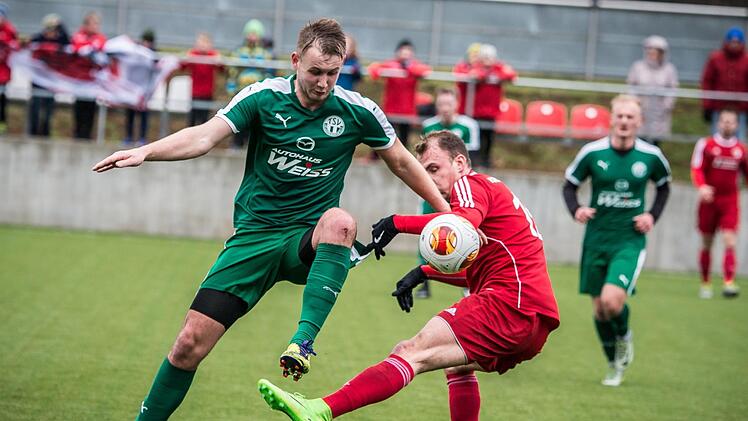 Nach einem halben Jahr Auszeit tritt der robuste Stürmer Louis Engelbrecht (links, hier gegen Manuel Schwarm vom ASV Vach) am Samstag wieder für den TSV Neudrossenfeld an.  Foto: Alexander Muck/Archiv
