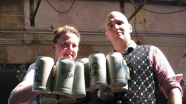 Susan und Michael machen es vor: Bergkirchweih-Bedienungen brauchen Kraft und eine gute Kondition.