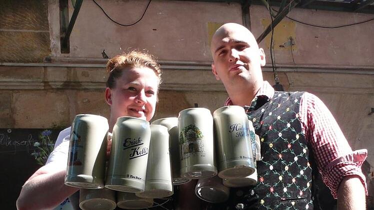 Susan und Michael machen es vor: Bergkirchweih-Bedienungen brauchen Kraft und eine gute Kondition.