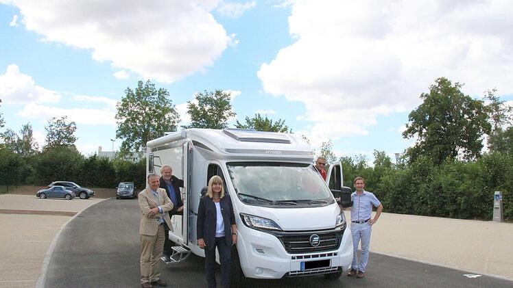 Stadtrat Horst Geuter (hinter der Tür) testete den Platz mit seinem eigenen Wohnmobil, hier mit (von links) Wilhelm Austen, Bernhard Ledermann, Birgit Weber und Jörn Pakoßnick-Kirchner.Foto: Ulrike Nauer