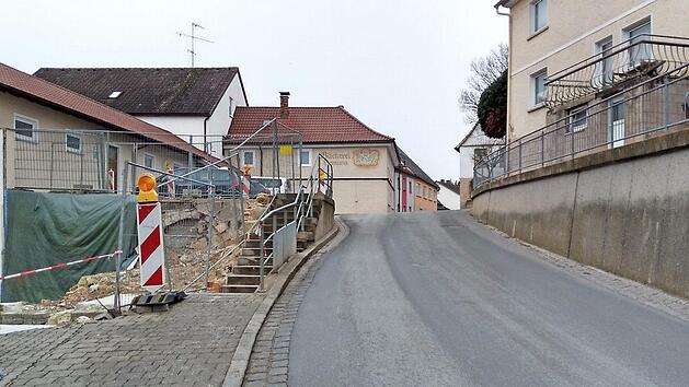 Engstellenbeseitigung in Marktgraitz: Die Aufnahme ist nach dem Hausabbruch, aber vor dem eigentlichen Baubeginn f&uuml;r die Beseitigung der Engstelle und der ordnungsgem&auml;&szlig;en Anlage eines Gehweges entstanden. Foto: Ralf Hauenstein