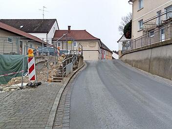 Engstellenbeseitigung in Marktgraitz: Die Aufnahme ist nach dem Hausabbruch, aber vor dem eigentlichen Baubeginn f&uuml;r die Beseitigung der Engstelle und der ordnungsgem&auml;&szlig;en Anlage eines Gehweges entstanden. Foto: Ralf Hauenstein