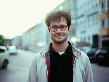 Der Schweinfurter Dokumentarfilmer Daniel Asadi Faezi studiert an der Filmhochschule in München und arbeitet an seinem Abschlussfilm. Lili Pongratz