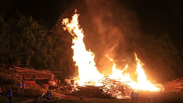 Meterhohe Flammen am Waldrand: Großbrand fordert Einsatzkräfte