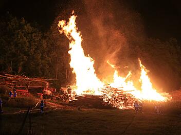 Meterhohe Flammen am Waldrand: Großbrand fordert Einsatzkräfte