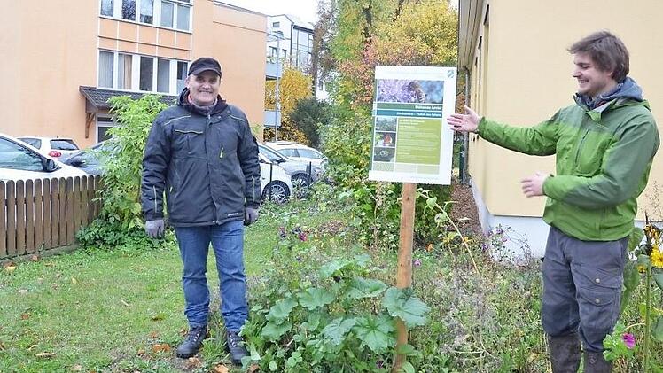 Hausmeister Faruk Varol (links) und Wildlebensraumberater Karl Gommel laden ein, sich den Garten des Amtes für Ernährung, Landwirtschaft und Forsten in Coburg anzusehen. Direkt vom Gehsteig an der Goethestraße aus geht es während der Öffnungszeiten auf angelegten Wegen hinein.