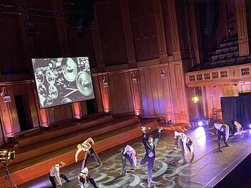 Charlie Chaplins berühmter Film über die menschenfeindliche Monotonie der modernen Arbeitswelt, "Moderne Zeiten", in einer der Interpretationen seines Werks und Lebens durch die Ballettkompagnie des Theaters Hof beim Gastspiel für den Theaterring im Max-Littmann-Saal.  Foto: Gerhild Ahnert
