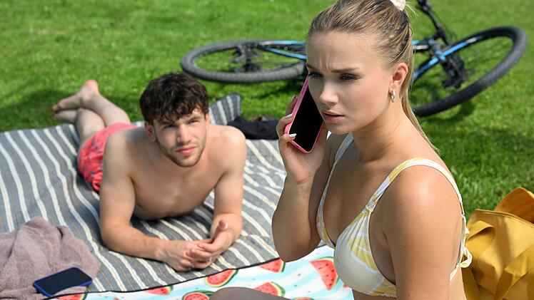 Zwei Folgen lang war Lily Engel (Julia Willecke) im Urlaub - jetzt muss sie ihn wegen Heidrun Niedermayers Unfall abbrechen.