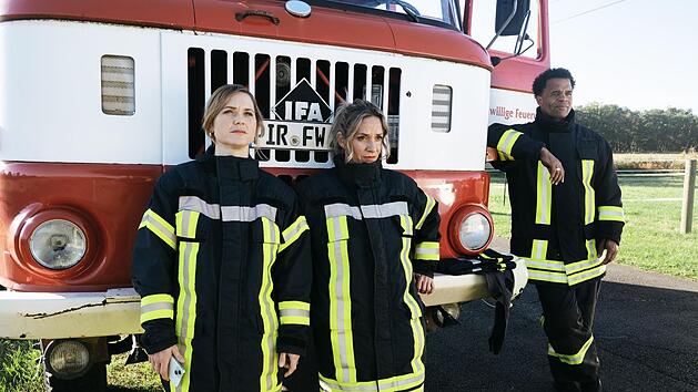 Frieda (Laura Lippmann, links) will die freiwillige Feuerwehr in ihrem Heimatort vor dem Aus retten.