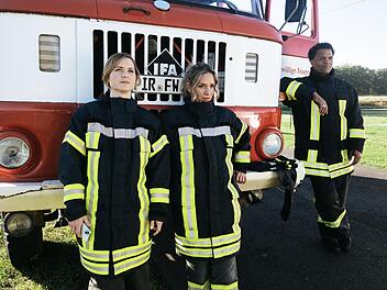 Frieda (Laura Lippmann, links) will die freiwillige Feuerwehr in ihrem Heimatort vor dem Aus retten.