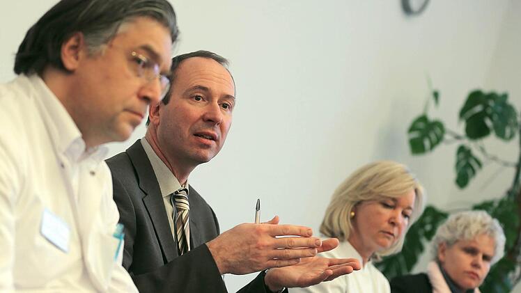 Der Chefarzt für Gynäkologie am Heilig Geist Krankenhaus, Hendryk Pilch (l-r), der Sprecher der Stiftung der Cellitinnen, Christoph Leiden, die Chefäztin für Gynäkologie am St. Vinzenz Krankenhaus, Wencke Ruhwedel und die Leiterin der Stabsstelle Ethik der Stiftung der Cellitinnen zur hl. Maria, Sylvia Klauser nehmen in Köln an einer Pressekonferenz teil.