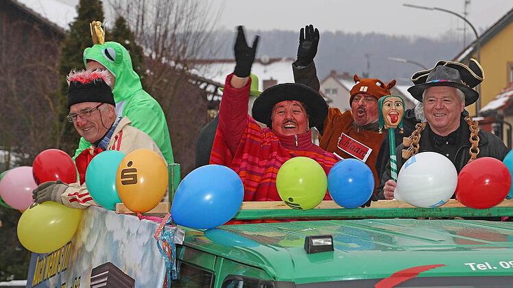 Vom Gemeindewagen aus grüßten Bürgermeister Helmut Fischer (rechts) und seine Räte das Narrenvolk.