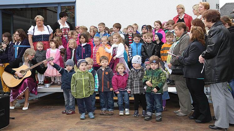 Mit einem Segenslied leisteten die Kindergartenkinder ihren Beitrag zum Familiengottesdienst.