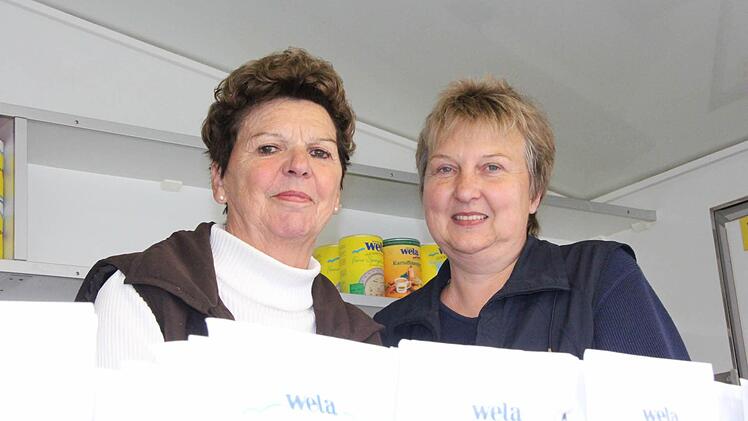 Brigtitte Burger und Regina Zeuß verkaufen Suppen und Gewürze.