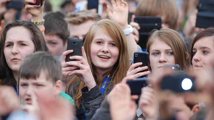 Die Generation Handy hält das Gastspiel in Ebern fest. Foto: Günter Flegel