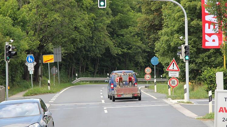 Auch nach dem Bau der neuen Zufahrt bleibt die Ampelanlage die einzige Querungsmöglichkeit für Fußgänger. Foto: Matthias Beetz