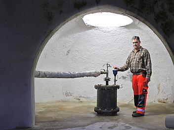 Uwe Meißner vom Bauhof säubert die Heilquellen, hier an der Quellfassung des Georgi-Sprudels. Foto: Ulrike Müller