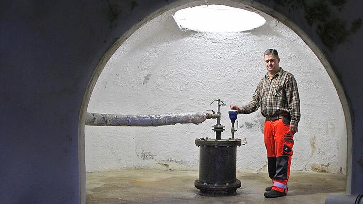 Uwe Meißner vom Bauhof säubert die Heilquellen, hier an der Quellfassung des Georgi-Sprudels. Foto: Ulrike Müller