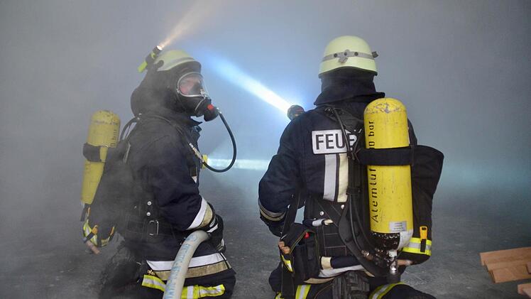 Das erste Atemschutzgeräteträger-Team macht sich auf den Weg in die verräucherte Werkstatt. Foto: Kathrin Kupka-Hahn