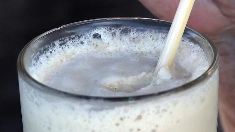 Aus dem Fitnessstudio kennen viele die wei&szlig;en, cremigen Eiwei&szlig;-Shakes. Immer &ouml;fter gibt es aber auch im Supermarkt Lebensmittel, die mit Protein angereichert wurden. Ern&auml;hrungsexperten halten nicht viel von dem Trend.Symbolfoto: Pixabay/meditations