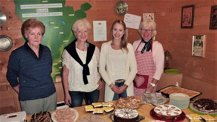 Reichhaltiges Kuchenangebot von fleißigen Bäckerinnen des Gartenbauvereins im Kreislehrgarten. Von links: Ruth Utz, Lieselotte Klinger, Carolin Walther und Lisa Thierauf. Foto: Gerd Fleischmann